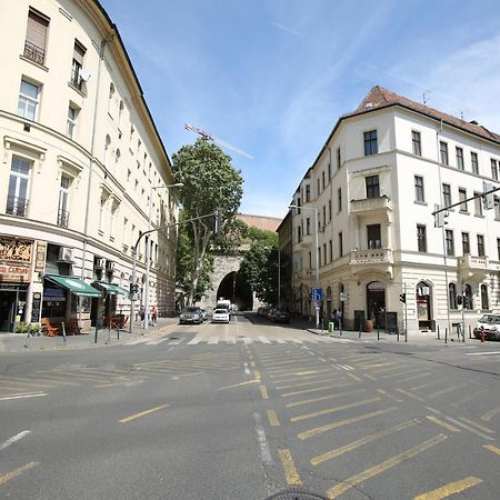 Castle Courtyard Hideaway Apartment Будапеща Екстериор снимка