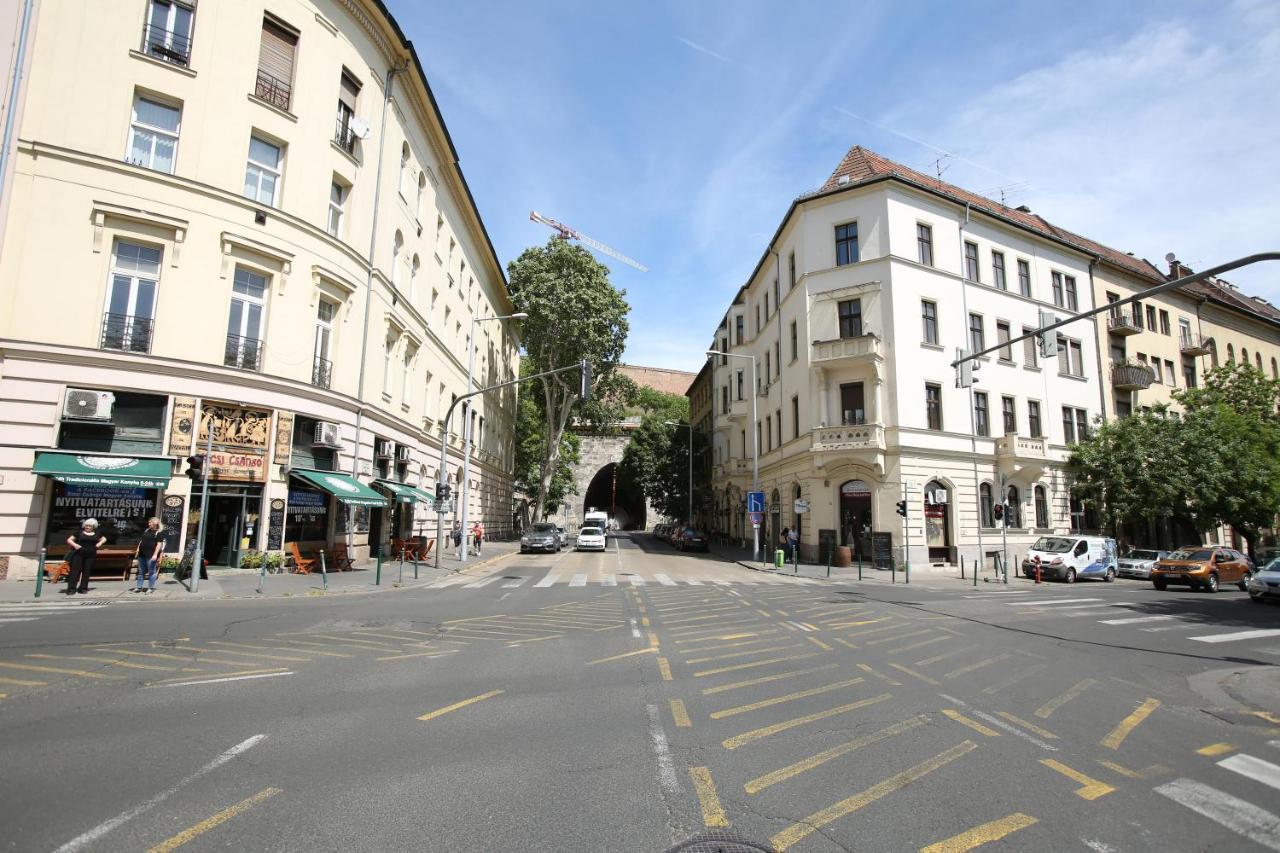 Castle Courtyard Hideaway Apartment Будапеща Екстериор снимка